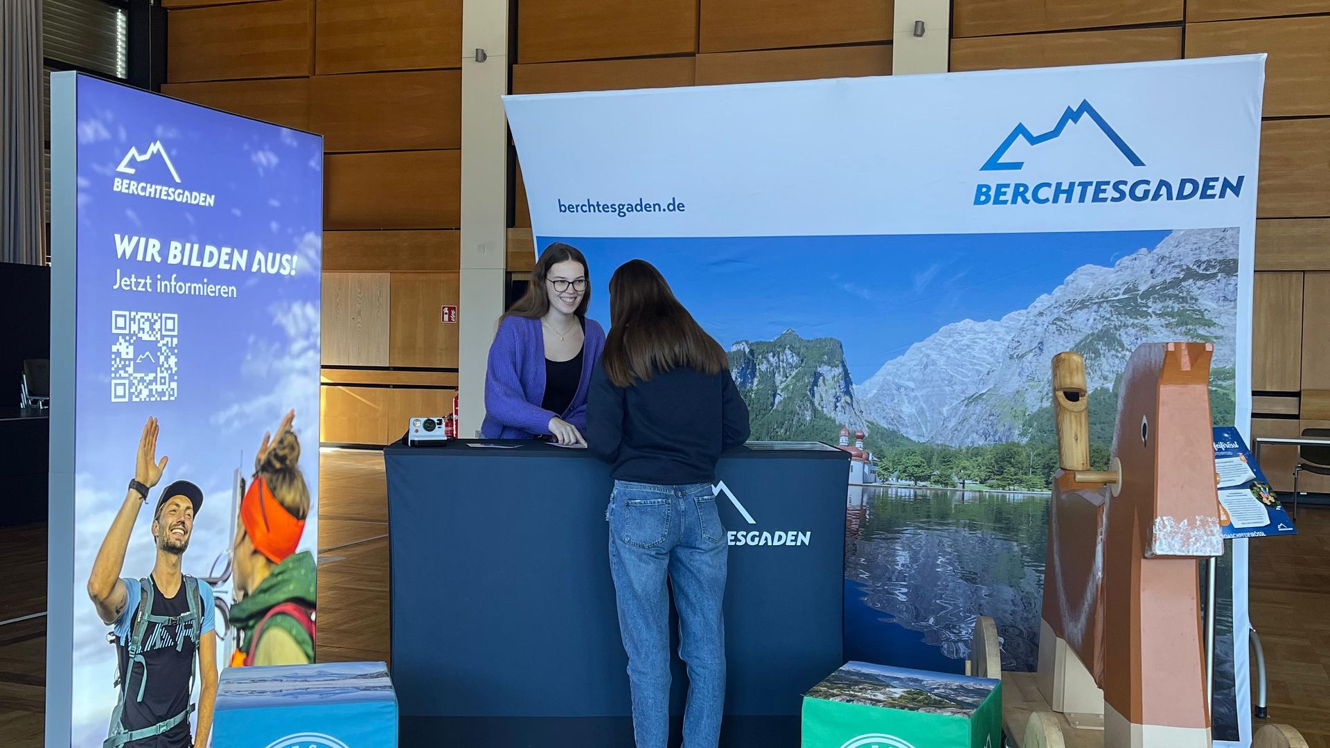 Eine Jugendliche informiert sich über ihren Ausbildungsberuf an einem Stand